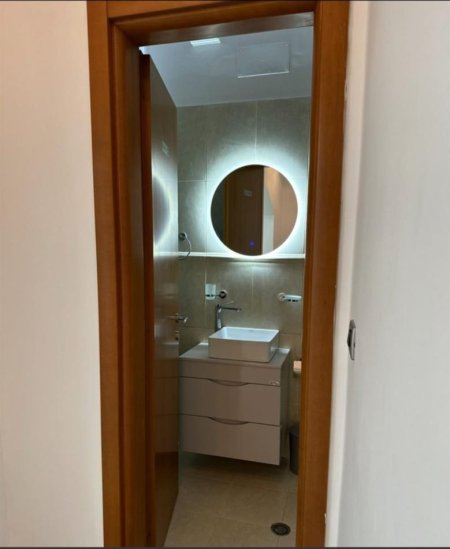 Tirane, jepet me qera ambjent biznesi Kati 2, 95 m² 1.000 € (Mbi Bar Tribeka, Brigada 8)