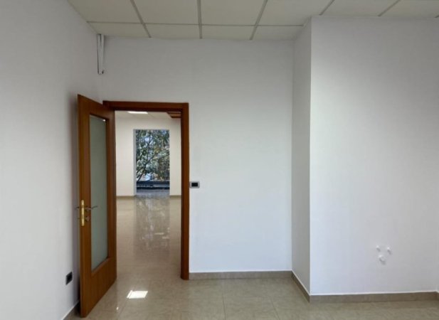 Tirane, jepet me qera ambjent biznesi Kati 2, 95 m² 1.000 € (Mbi Bar Tribeka, Brigada 8)