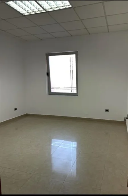 Tirane, jepet me qera ambjent biznesi Kati 2, 95 m² 1.000 € (Mbi Bar Tribeka, Brigada 8)