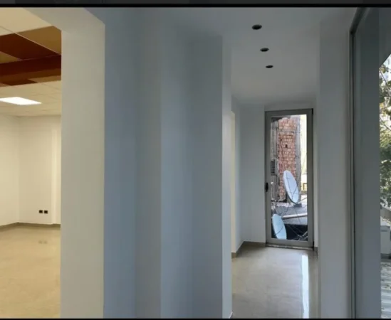 Tirane, jepet me qera ambjent biznesi Kati 2, 95 m² 1.000 € (Mbi Bar Tribeka, Brigada 8)