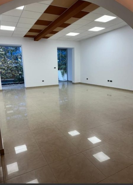 Tirane, jepet me qera ambjent biznesi Kati 2, 95 m² 1.000 € (Mbi Bar Tribeka, Brigada 8)
