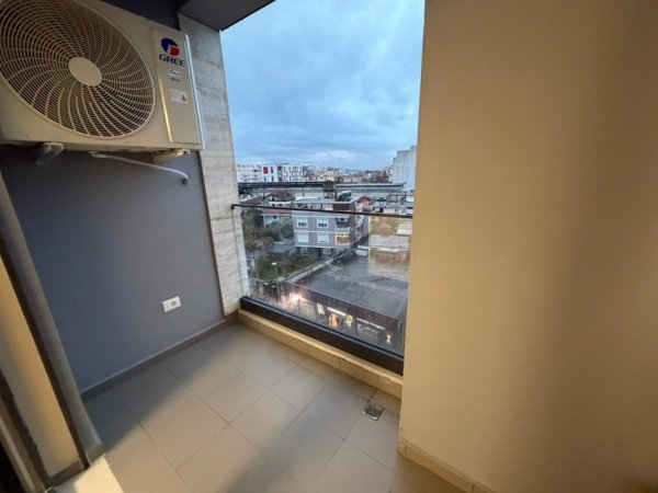 Tirane, jepet me qera apartament 1+1 Kati 4, 400 €