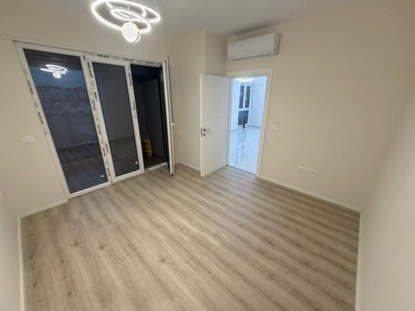 Tirane, jepet me qera apartament 1+1 Kati 4, 400 €