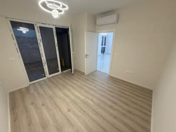 Tirane, jepet me qera apartament 1+1 Kati 4, 400 €