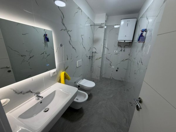 Tirane, jepet me qera apartament 1+1 Kati 4, 400 €