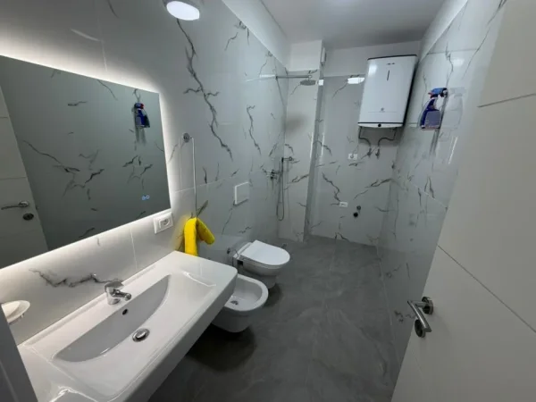 Tirane, jepet me qera apartament 1+1 Kati 4, 400 €