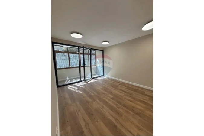 Tirane, shitet apartament 2+1 , 109 m² 252.000 € (SHITET APARTAMENT 2+1, ASTIR Shitet Apartament 2+1 Astir Sipërfaqe neto: 95 m² Sipërfaqe bruto: 79 m² Pallat i vitit 2013 I investuar (mbilim i ri dhe elektroshepiake cilesore, i pabanuar me...