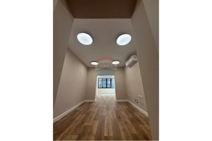 Tirane, shitet apartament 2+1 , 109 m² 252.000 € (SHITET APARTAMENT 2+1, ASTIR Shitet Apartament 2+1 Astir Sipërfaqe neto: 95 m² Sipërfaqe bruto: 79 m² Pallat i vitit 2013 I investuar (mbilim i ri dhe elektroshepiake cilesore, i pabanuar me...