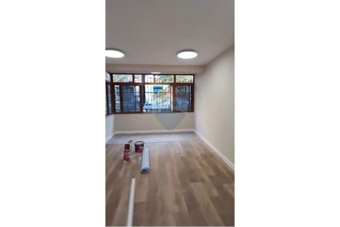 Tirane, shitet apartament 2+1 , 109 m² 252.000 € (SHITET APARTAMENT 2+1, ASTIR Shitet Apartament 2+1 Astir Sipërfaqe neto: 95 m² Sipërfaqe bruto: 79 m² Pallat i vitit 2013 I investuar (mbilim i ri dhe elektroshepiake cilesore, i pabanuar me...
