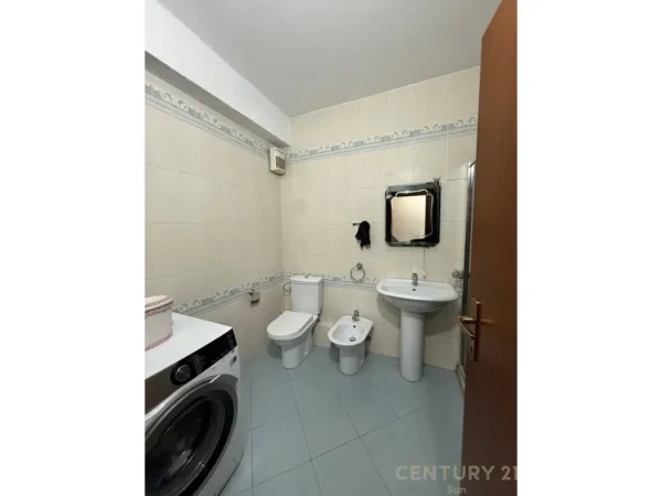 Tirane, jepet me qera apartament 2+1 Kati 8, 110 m² 700 € 
