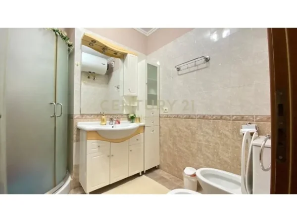 Tirane, jepet me qera apartament 2+1+Aneks+Ballkon Kati 7, 100 m² 750 € (Neom128197)