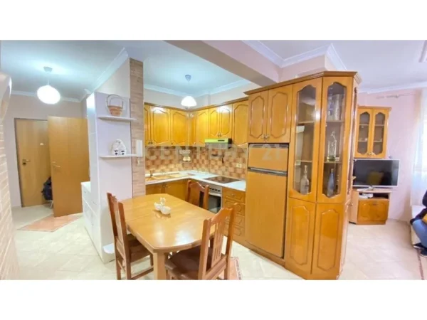Tirane, jepet me qera apartament 2+1+Aneks+Ballkon Kati 7, 100 m² 750 € (Neom128197)