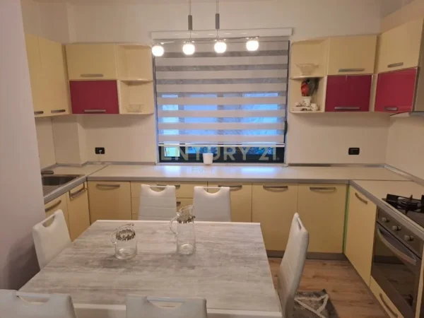 Tirane, jepet me qera apartament 2+1 Kati 2, 125 m² 650 € 