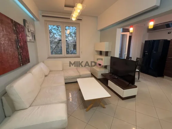 Tirane, jepet me qera apartament 2+1+Aneks+Ballkon Kati 3, 103 m² 800 € (blloku)