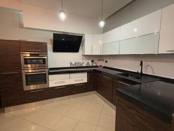 Tirane, jepet me qera apartament 2+1+Aneks+Ballkon Kati 3, 103 m² 800 € (blloku)