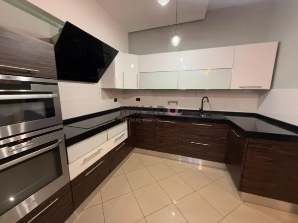 Tirane, jepet me qera apartament 2+1+Aneks+Ballkon Kati 3, 103 m² 800 € (blloku)