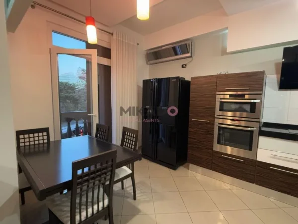 Tirane, jepet me qera apartament 2+1+Aneks+Ballkon Kati 3, 103 m² 800 € (blloku)