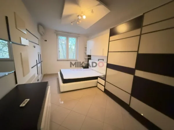 Tirane, jepet me qera apartament 2+1+Aneks+Ballkon Kati 3, 103 m² 800 € (blloku)