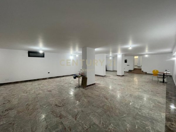 Tirane, jepet me qera ambjent biznesi Kati 0, 200 m² 3.100 € 