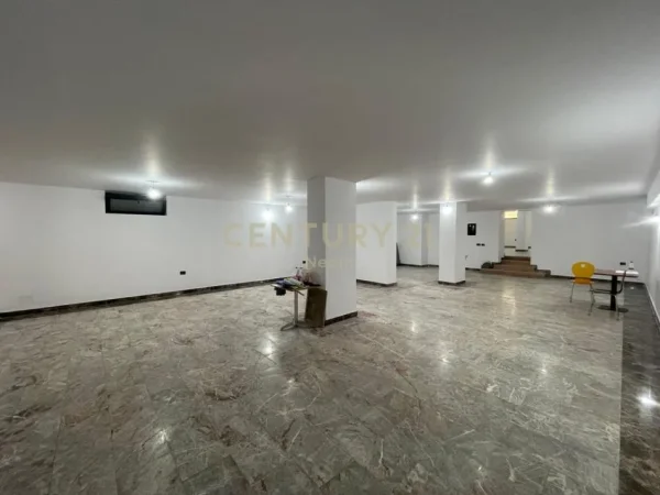 Tirane, jepet me qera ambjent biznesi Kati 0, 200 m² 3.100 € 