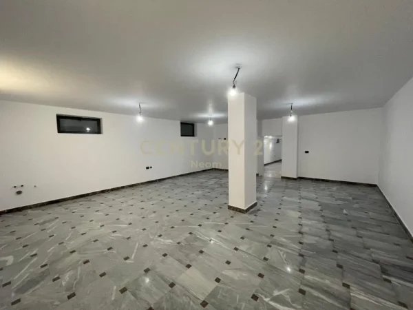 Tirane, jepet me qera ambjent biznesi Kati 0, 200 m² 3.100 € 