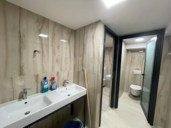 Tirane, jepet me qera ambjent biznesi Kati 0, 200 m² 3.100 € 