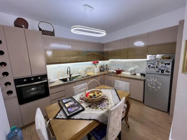 Tirane, shitet apartament 2+1+Ballkon Kati 2, 111 m² 159.790 € 