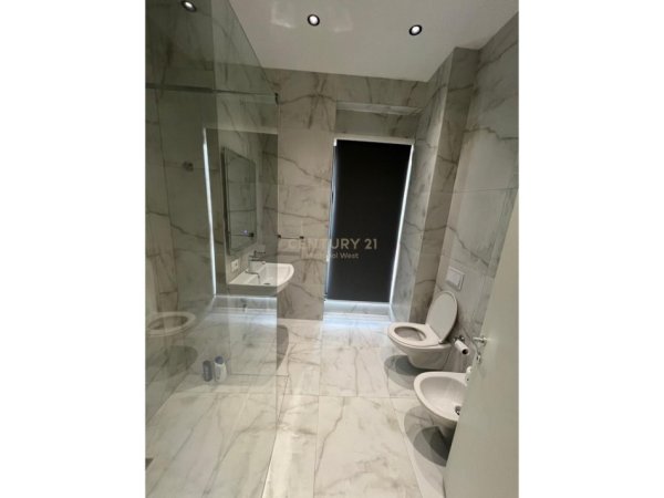 Tirane, jepet me qera apartament 2+1 Kati 18, 120 m² 1.500 € 