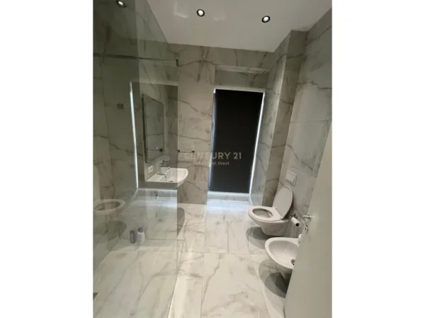 Tirane, jepet me qera apartament 2+1 Kati 18, 120 m² 1.500 € 