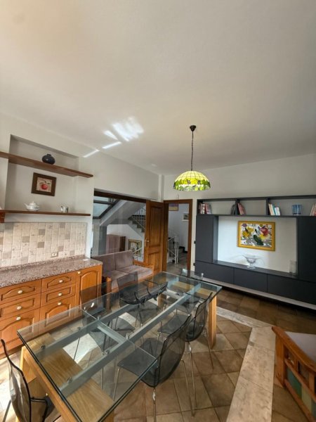 Tirane, jepet me qera Vile Kati 4, 700 m² 3.000 € (Liqeni i Farkes)