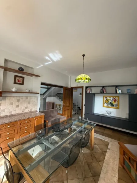 Tirane, jepet me qera Vile Kati 4, 700 m² 3.000 € (Liqeni i Farkes)