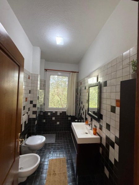 Tirane, jepet me qera Vile Kati 4, 700 m² 3.000 € (Liqeni i Farkes)