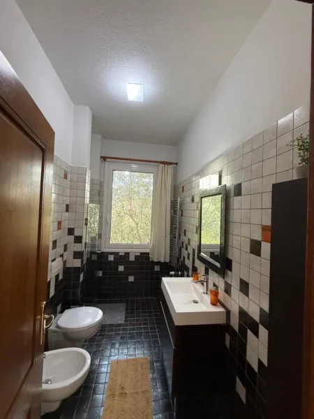 Tirane, jepet me qera Vile Kati 4, 700 m² 3.000 € (Liqeni i Farkes)