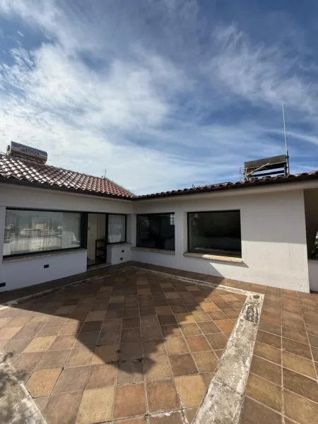 Tirane, jepet me qera Vile Kati 4, 700 m² 3.000 € (Liqeni i Farkes)