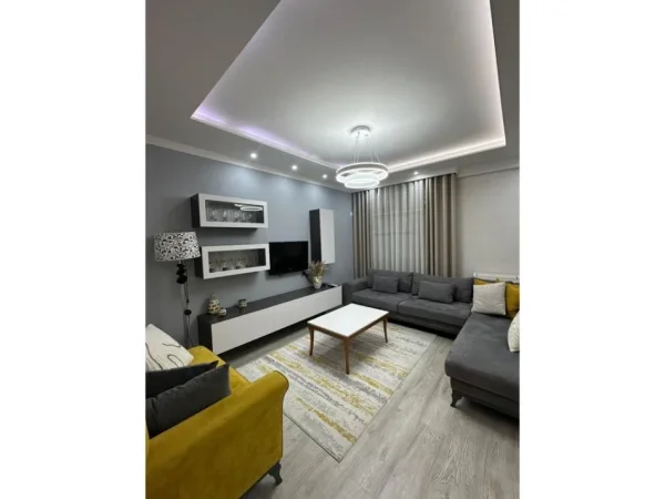 Tirane, jepet me qera apartament 2+1 Kati 3, 120 m² 800 € 