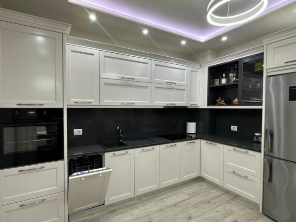 Tirane, jepet me qera apartament 2+1 Kati 3, 120 m² 800 € 