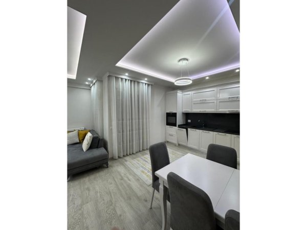 Tirane, jepet me qera apartament 2+1 Kati 3, 120 m² 800 € 