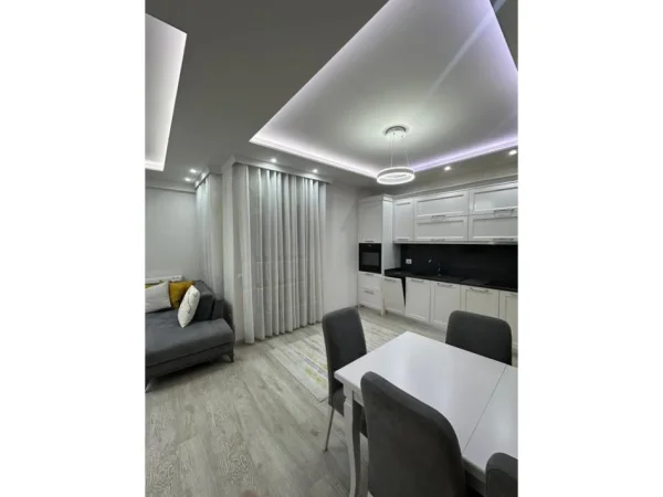 Tirane, jepet me qera apartament 2+1 Kati 3, 120 m² 800 € 