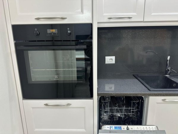 Tirane, jepet me qera apartament 2+1 Kati 3, 120 m² 800 € 