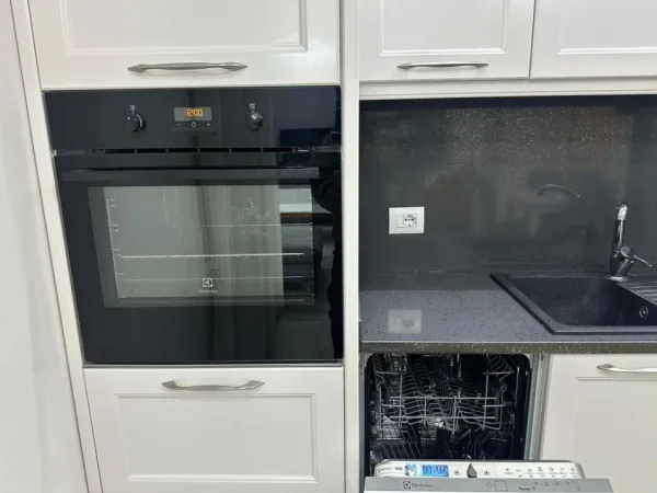 Tirane, jepet me qera apartament 2+1 Kati 3, 120 m² 800 € 