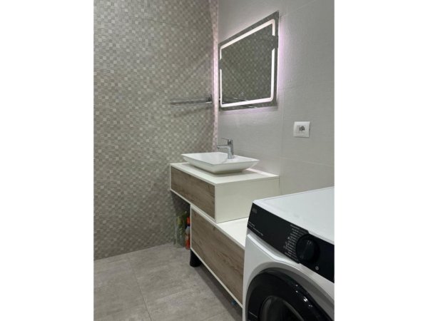 Tirane, jepet me qera apartament 2+1 Kati 3, 120 m² 800 € 