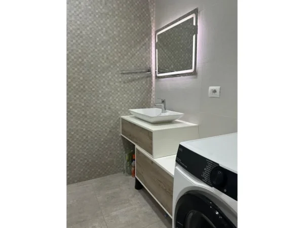 Tirane, jepet me qera apartament 2+1 Kati 3, 120 m² 800 € 
