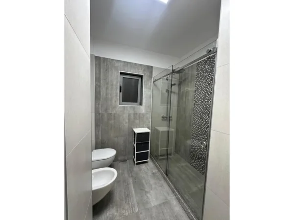 Tirane, jepet me qera apartament 2+1 Kati 3, 120 m² 800 € 
