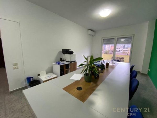 Tirane, jepet me qera ambjent biznesi Kati 5, 140 m² 1.000 € (Stadiumi Dinamo)