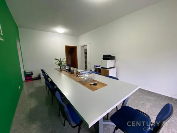 Tirane, jepet me qera ambjent biznesi Kati 5, 140 m² 1.000 € (Stadiumi Dinamo)