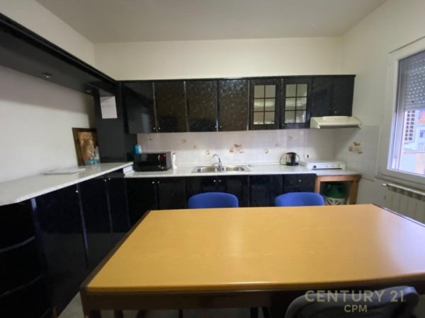 Tirane, jepet me qera ambjent biznesi Kati 5, 140 m² 1.000 € (Stadiumi Dinamo)