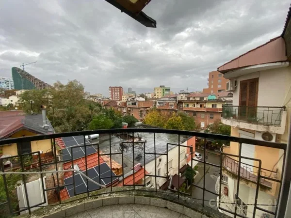 Tirane, jepet me qera ambjent biznesi Kati 5, 140 m² 1.000 € (Stadiumi Dinamo)