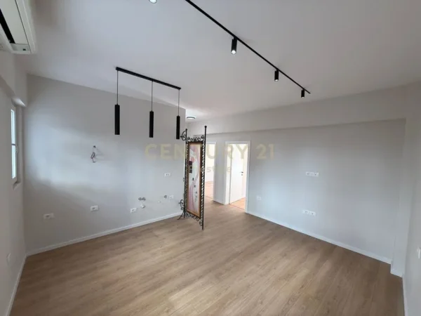 Tirane, jepet me qera ambjent biznesi Kati 1, 70 m² 900 € 