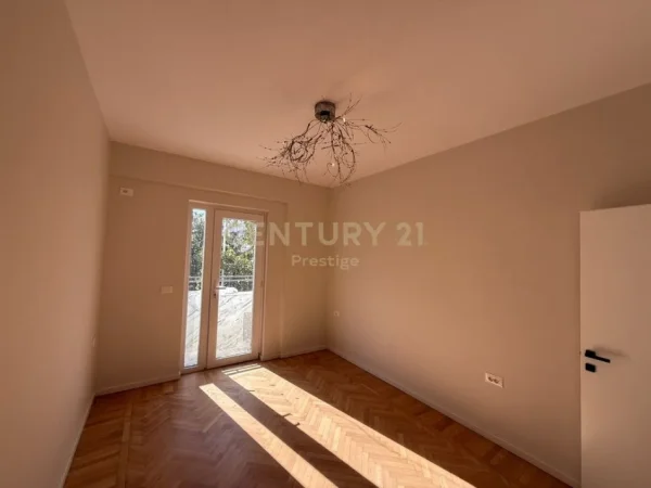 Tirane, jepet me qera ambjent biznesi Kati 1, 70 m² 900 € 