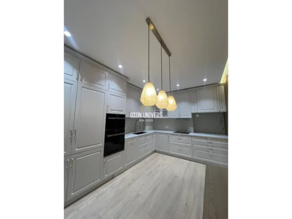 Tirane, jepet me qera apartament 3+1+Ballkon Kati 3, 160 m² 2.500 € (Rruga e Kosovarëve)